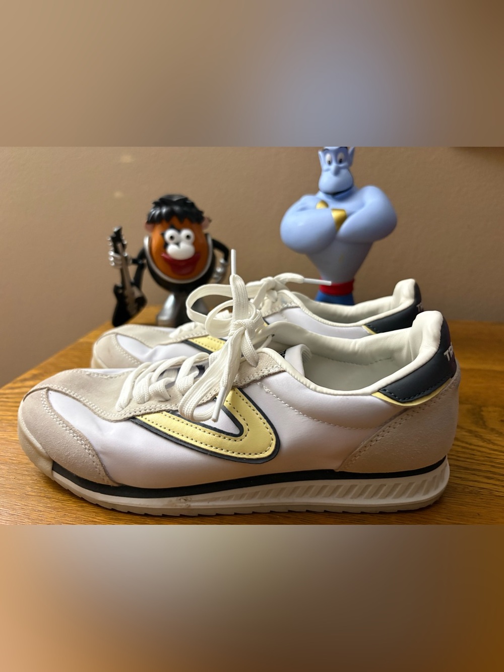Tretorn women’s Kristine elite size 7 sneaker.